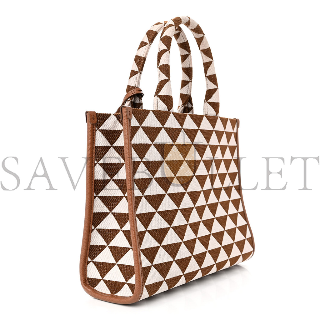 PRADA JACQUARD SAFFIANO TRIANGOLO SYMBOLE EMBROIDERED SMALL TOTE TOBACCO TALCO (28*22*9cm) PRADA JACQUARD SAFFIANO TRIANGOLO SYMBOLE EMBROIDERED SMALL TOTE TOBACCO TALCO (28*22*9cm)